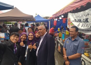 KHAIRUDIN Abu Hanipah beramah mesra dengan pelajar pada program Politeknik Ungku Omar (PUO) Open Day and Food Festival 2024 di Ipoh, Perak hari ini. - UTUSAN