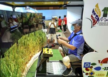 pelawat berpeluang mencuba simulator mengendalikan traktor menuai padi sempena Pameran Pertanian, Hortikultur dan Agropelancongan Malaysia (MAHA) 2024 di Taman Ekspo Pertanian Malaysia (MAEPS) Serdang, semalam. – UTUSAN/AMIR KHALID