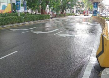 KEADAAN permukaan jalan yang rosak di Jalan Sultan Ismail, Kuala Lumpur. - IHSAN JABATAN BOMBA DAN PENYELAMAT