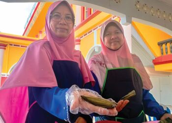 SITI Zaleha Ibrahim (kiri) menunjukkan kuih lepat batang buruk 
yang cukup istimewa di Kampung Melaka, Kechau di Lipis, Pahang. 
– UTUSAN/NORFARHIZA MOHD. ATAR