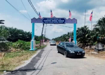 KEADAAN laluan yang sempit di jalan utama Kampung Sungai Pergam yang menyukarkan perhubungan penduduk di Bagan Datuk, Perak. - UTUSAN/AIN SAFRE BIDIN