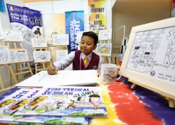 MUHAMMAD Sufi Sofian menunjukkan buku nota yang dihasilkannya bertajuk Jom Terokai Sejarah Tahun 4 yang dipamerkan pada Persidangan Pemikiran dan Tamadun Islam Sedunia (WCIT) 2024 di Ipoh, Perak, baru-baru ini. 
– UTUSAN/MUHAMAD NAZREEN SYAH MUSTHAFA