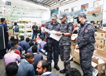 PENGUAT kuasa Jabatan Imigresen Putrajaya dan Selangor menyerbu dua gudang yang menggaji pekerja asing tanpa dokumen sah di Jalan Kebun, Shah Alam, kelmarin. – UTUSAN/NURUL NAJWA HASRAN