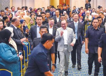 ANWAR Ibrahim hadir di Perhimpunan Bulanan Kementerian Kewangan di Putrajaya, semalam. – UTUSAN/FAISOL MUSTAFA