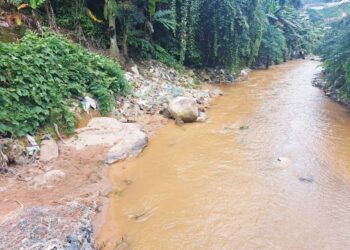 SISA buangan plastik yang terdapat di sebatang sungai di Cameron Highlands ketika tinjauan, baru-baru ini. 
– UTUSAN/SAYED HESHAM IDRIS