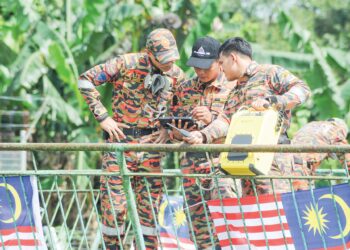 ANGGOTA Hazmat melakukan pemeriksaan kualiti udara di SK Kampung Maju Jaya yang sebelum ini terjejas susulan pencemaran bau dipercayai bahan kimia di Sungai Tebrau, Kampung Maju Jaya, Johor Bahru.