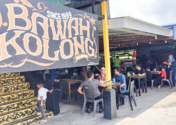 ORANG ramai menjamu selera di Restoran Bawah Kolong, Kluang.