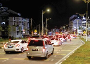 KEADAAN kesesakan lalu lintas di pekan Brinchang pada waktu malam ketika musim cuti semasa tinjauan di Cameron Highlands, baru-baru ini. – UTUSAN/MUHAMAD NAZREEN SYAH MUSTHAFA