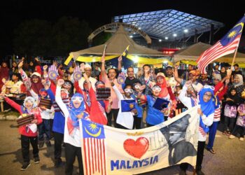 LEBIH 1,000 murid Sekolah Tengku Budriah (STB) bersama guru dan ibu bapa menyertai perarakan sempena penutup Bulan Kebangsaan peringkat  sekolah di Arau, Perlis, semalam. 
– UTUSAN IZLIZAN OTHMAN