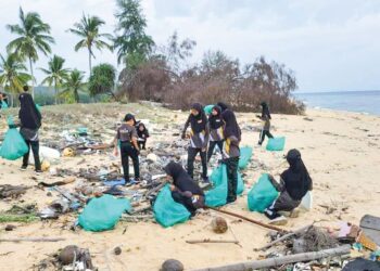 SEBAHAGIAN peserta program gotong-royong anjuran Geng Plastik Ija (GPI) di Pantai Angin Berbisik, Marang, Terengganu, semalam. – UTUSAN/KAMALIZA KAMARUDDIN