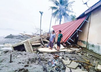 ABDULLAH Ahmad (kiri) menunjukkan tandas di bahagian dapur rumahnya yang rosak akibat ribut dan air pasang pada minggu lalu di kawasan tepi pantai Kampung Huma, Tanjung Dawai, Sungai Petani, Kedah.