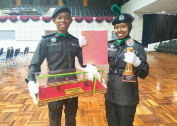 MUHAMMAD Asyraf Ramli (kiri) dan Ku Shuhaila Ku Alahudin dinobatkan sebagai pelatih terbaik Pasukan Sukarelawan Siswa/Siswi Koreksional (Siskor) di Alor Setar, Kedah, semalam.