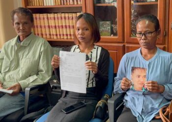 NORIAH Hitam (kanan) dan Rodiah Me (tengah) dalam sidang akhbar 
di firma guaman Bob S. Arumugam & Co, Kuantan, Pahang, semalam. 
– UTUSAN/NORHAFIZAN ZULKIFLI