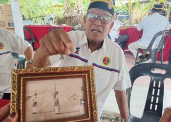 YAAKOB Ngah menunjukkan gambar ketika dia masih berkhidmat dalam tentera ketika ditemui di Kampung Legong, Rembau, Negeri Sembilan. – UTUSAN/NOR AINNA HAMZAH