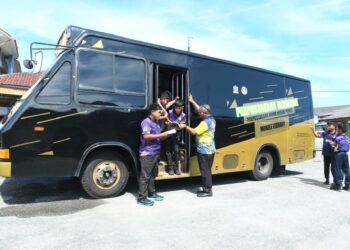 MURID-MURID sekolah mengunjungi perpustakaan bergerak disediakan Perbadanan Perpustakaan Awam Negeri Perlis di  Kangar, semalam. 
– UTUSAN/IZLIZAN OTHMAN