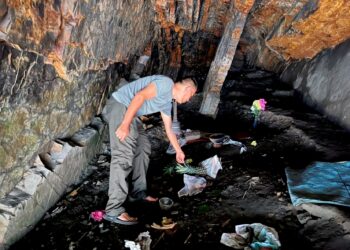 PERALATAN dipercayai untuk pemujaan yang ditemukan dalam sebuah gua di Kampung Bukit Putus, Gunung Semanggol, Bagan Serai, Perak. – UTUSAN/WAT KAMAL ABAS