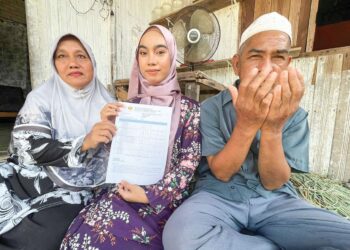 AWANG Mat Nor membaca doa kesyukuran selepas Wan Nur’alyaa Syaza (tengah) berjaya menyambung pengajian ke universiti hasil sumbangan orang ramai. – UTUSAN/TOREK SULONG