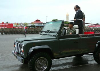 MOHAMED Khaled Nordin ketika memeriksa perbarisan sempena Majlis Perbarisan Tamat Latihan Perajurit Muda Lelaki Siri 200/2024 di Padang Kawad Pusasda, Port Dickson hari ini.-UTUSAN/MOHD. SHAHJEHAN MAAMIN.
