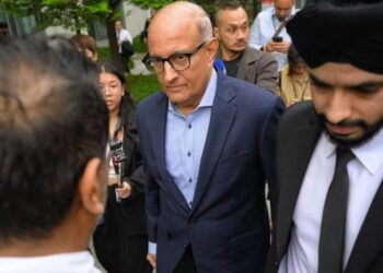 BEKAS Menteri Pengangkutan Singapura, S. Iswaran (tengah) dituduh mengambil sogokan bernilai ratusan ribu dolar daripada hartawan, Ong Beng Seng.- AGENSI