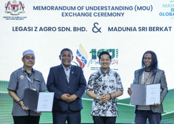 imbalan Menteri Pertanian,  Datuk Arthur Joseph Kurup menyaksikan salah satu pemeteraian Pertukaran Memorandum Persefahaman daripada 13 pemeteraian (MoU) bersempena dengan Pameran Pertanian, Hortikultur dan Agropelanco­ngan Malaysia (MAHA) 2024 di Taman Ekspo Pertanian Malaysia (MAEPS), Serdang di sini hari ini. GAMBAR - AMIR KHALID