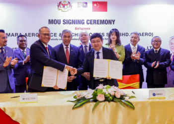 Timbalan Perdana Menteri, Datuk Seri Dr. Ahmad Zahid Hamidi (empat, kiri), menyaksikan pemeteraian MoU antara Mara Aerospace & Technologies Sdn Bhd