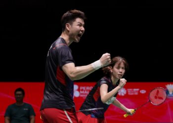 GOH Soon Huat-Shevon Lai melengkapkan misi wajib menang ke atas pasangan Indonesia Dejan Ferdinansyah-Gloria Emanuelle Widjaja 17-21, 21-15, 21-14 di Pusat Gimnasium Olimpik Hangzhou, hari ini.