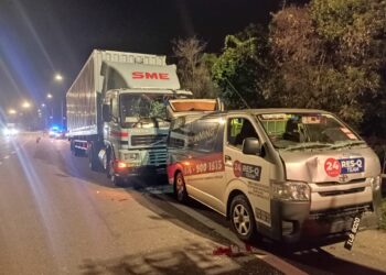 KEMALANGAN yang menyebabkan seorang mekanik maut di Kilometer 286.6, Lebuh Raya Utara-Selatan arah utara di Ipoh hari ini. - UTUSAN