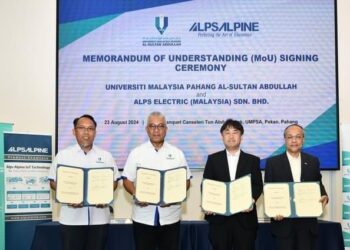 YUSERRIE Zainuddin bertukar-Ytukar dokumen MOU dengan Wataru Tezuka dalam majlis yang berlangsung di kampus UMPSA Pekan, Pahang baru-baru ini.