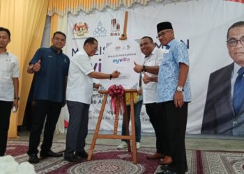 MOHAMED KHALED Nordin (tiga dari kiri) merasmikan My Villa di Felda Air Tawar 3, Kota Tinggi, Johor.