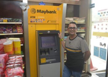 MOHD. Azmawi Fikri Abdul Ghani semasa turun padang meninjau kemudahan mesin ATM di 
Stesen Minyak Shell berhampiran kawasan Rawat dan Rehat (RNR) Rantau Manis, Gua Musang, Kelantan.
