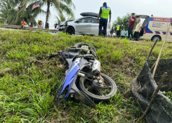 KEADAAN motosikal yang dinaiki mangsa selepas terlibat dengan kemalangan di Kilometer 76, Jalan Kota Bharu-Gua Musang berhampiran Masjid Pahi, Kuala Krai, Kelantan hari ini.