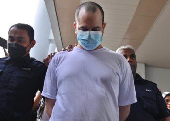 Warga israel yang menghadapi pertuduhan memperdagangkan enam senjata api dan memiliki 200 butir peluru, Avitan Shalom ketika tiba di Mahkamah Sesyen Kuala Lumpur di sini hari ini. UTUSAN/SYAKIR RADIN