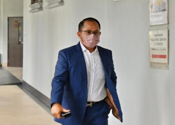 Bekas Setiausaha Politik kepada Ketua Pembangkang, Syed Amir Muzzakkir Al Syed Mohamad yang didakwa atas pertuduhan meminta suapan berjumlah RM350,000 ketika tiba di Mahkamah Sesyen Kuala Lumpur di sini hari ini. UTUSAN/SYAKIR RADIN