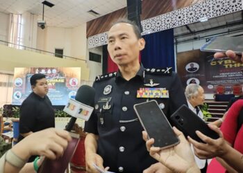 AHMAD Dzaffir Mohd. Yussof ketika ditemui pemberita pada Program Townhall Discussion Cybercrime Threat Peringkat Kontinjen Negeri Sembilan 2024 di Dewan Majlis Bandaraya Seremban hari ini.-UTUSAN/NOR SHAFAWATI YUP.