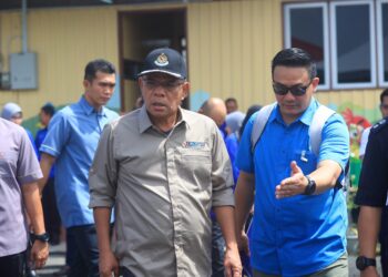 SAIFUDDIN Nasution Ismail (kiri) semasa ke Majlis Perasmian Baitul Mahabbah Tanah Merah Jabatan Imigresen di Depot Imigresen Tanah Merah, Kelantan, hari ini. - UTUSAN/KAMARUL BISMI KAMARUZAMAN