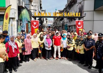 TENGKU Amir Shah (tengah)dan Noraini bergambar bersama tetamu di Laman Seni Safari. – ABDUL RAZAK IDRIS