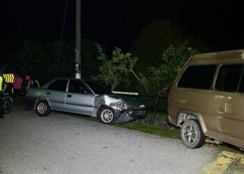 SEBUAH kereta Toyota Corolla dipandu kanak-kanak berusia 10 tahun terbabas dalam kemalangan melibatkan dua buah kenderaan lain di Jalan Arowana 2, Taman Arowana Impian, Seremban semalam.-GAMBAR/IHSAN POLIS.