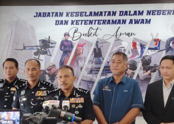 MOHD Yusoff Mamat (tengah) ketika sidang akhbar di Bukit Aman di sini, hari ini.