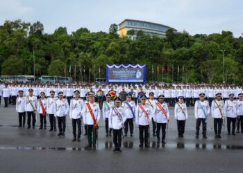Ayob Khan Mydin Pitchay (tengah) bersama barisan kepimpinan SUKSIS Universiti Awam dan pelatih pada Majlis Perbarisan Tamat Latihan Inspektor Kor Sukarelawan Polis Siswa Siswi (SUKSIS) Universiti Awam ke-20 2024 di Dataran Gemilang, Universiti Kebangsaan Malaysia (UKM), Bangi, hari ini. -UTUSAN/MUHAMAD IQBAL