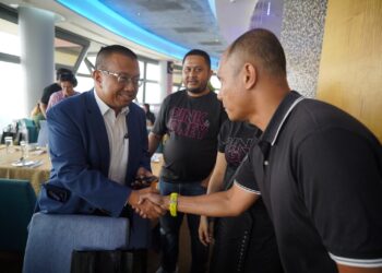 NIZRAN (kiri) ketika beramah mesra bersama media baru-baru ini.