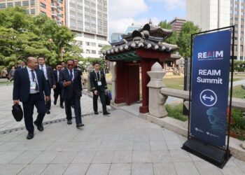 Mohamed Khaled (tengah) ketika menghadiri pembukaan REAIM 2024 yang diadakan di Hotel Lotte, Seoul hari ini.