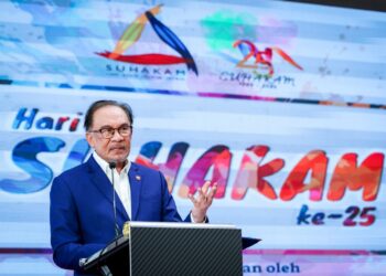 Anwar Ibrahim menyampaikan ucapan perasmian pada Majlis Sambutan Jubli Perak Hari Suruhanjaya Hak Asasi Manusia (SUHAKAM) yang berlansung di Sentral Kuala Lumpur di sini, hari ini. -UTUSAN/ MUHAMAD IQBAL ROSLI