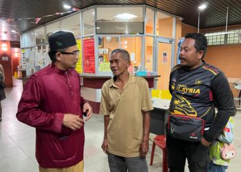 MOHD. Azmawi Fikri Abdul Ghani (kiri) menemui keluarga mangsa di Hospital Gua Musang, Kelantan semalam.-UTUSAN/AIMUNI TUAN LAH.