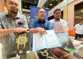 NIK Yusaimi Yussof (tengah) menunjukan cop tapisan dan semakan KDN pada al-Quran di UMK Kampus Bachok, Kelantan hari ini. UTUSAN/TOREK SULONG