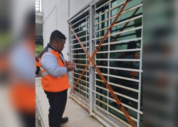 SEORANG pegawai JKM meletakkan pita sebagai tindakan lak terhadap sebuah taska di Taman Kelemak Utama, Alor Gajah, Melaka.