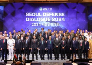 Mohamed Khaled (tujuh daripada kanan) bersama Duck-Soo (sembilan kanan) pada sesi perasmian sesi Dialog Pertahanan Seoul 2024 yang diadakan di Seoul hari ini.