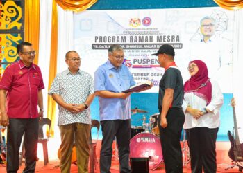 SHAMSUL Anuar Nasarah (tiga kanan) menyampaikan sijil latihan kemahiran kepada salah seorang klien sambil disaksikan oleh Timbalan Ketua Pengarah (Operasi) AADK Khairul Anwar Bachok di Puspen Papar, hari ini