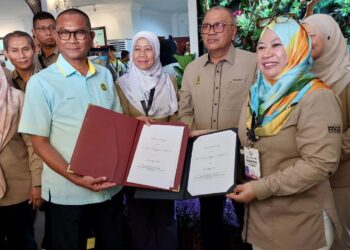 Dr. Mohamad Zabawi Abdul Ghani (kiri) dan Dr. Maisarah Ahmad menunjukkan MoU yang ditandatangani antara MARDI dan IDR sempena Pertanian, Hortikultur dan AgroPelancongan Malaysia (MAHA) 2024 di Pavilion Rumah Negeri Perak, MAEPS, Serdang, hari ini.