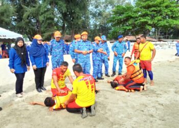 MOHD. Adzhar Mujab (empat dari kiri) melihat anggotanya melaksanakan tugas-tugas menyelamat mangsa lemas di laut semasa sesi latihan di Pantai Irama, Bachok, Kelantan hari ini.-UTUSAN/ROHANA MOHD. NAWI.