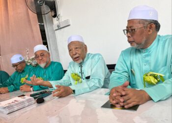 Hashim Jasin (dua dari kanan) dalam sidang media yang diadakan selepas perasmian Persidangan As-Sabiqun 4.0 Sempena Muktamar PAS ke 70 di Kuantan, Pahang hari ini.